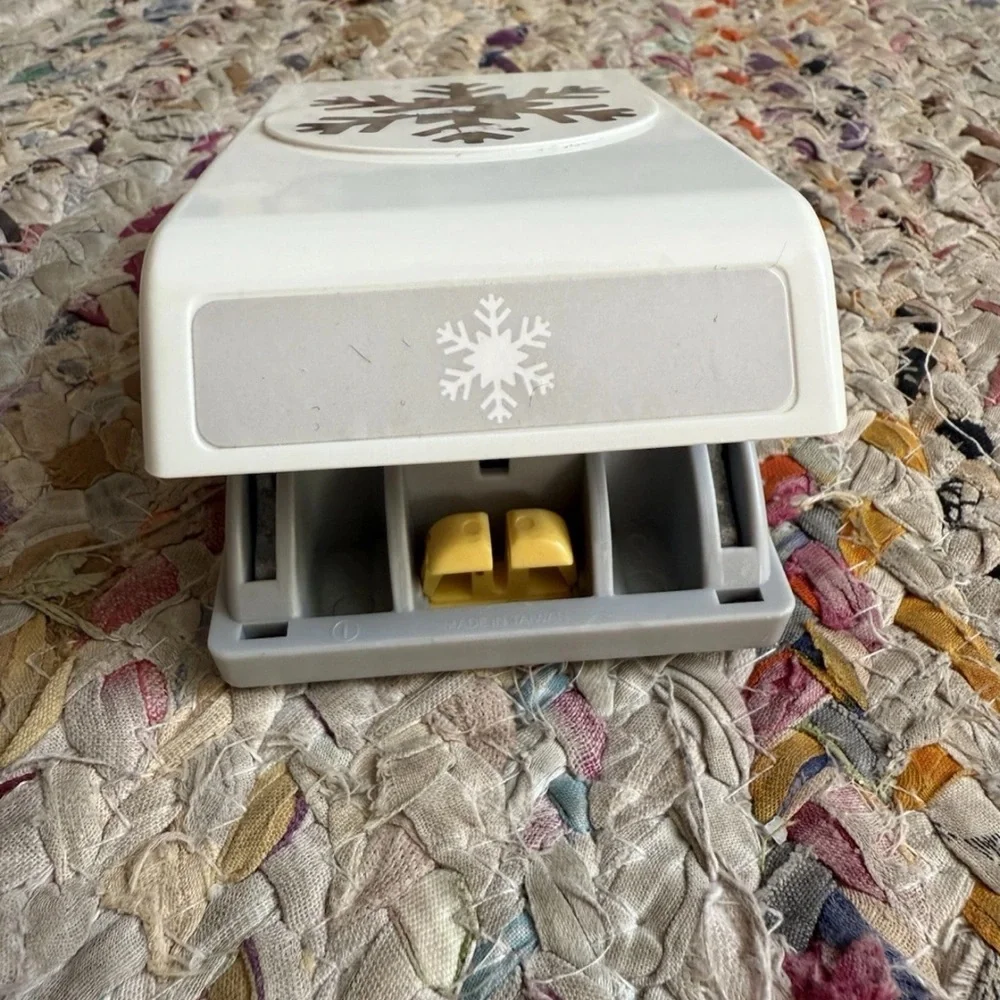 EK Tools SNOWFLAKE Paper Punch Puncher (2013) 2 1/2 Inch‎